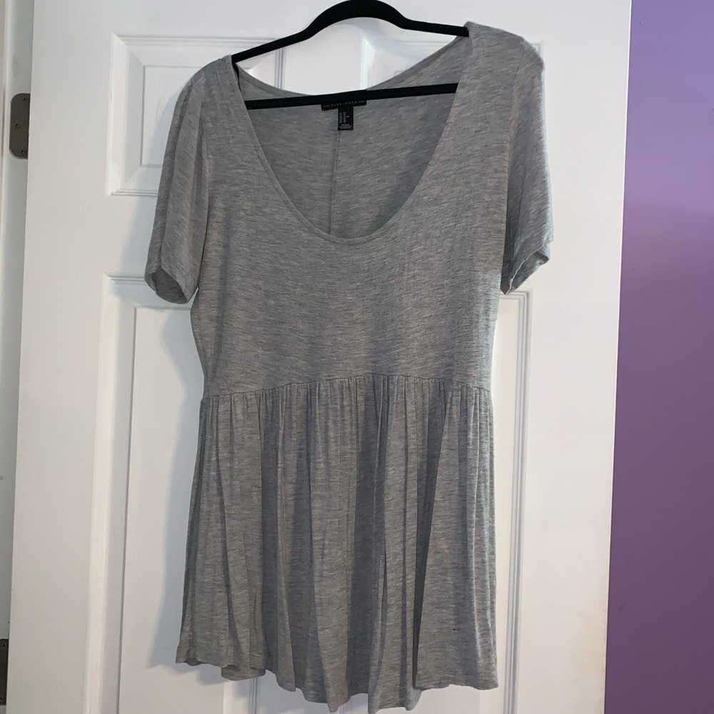 grey t shirt
